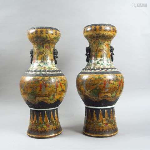 Paire de grands vases de forme balustre en porcela…