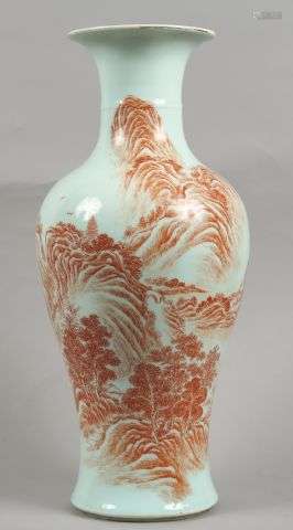 Vase balustre en porcelaine blanche, à décor émail…