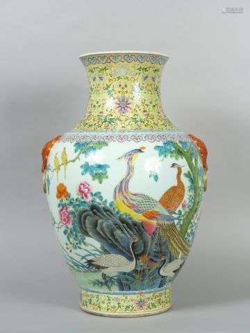 Grand vase de forme Hu en porcelaine et émaux de l…