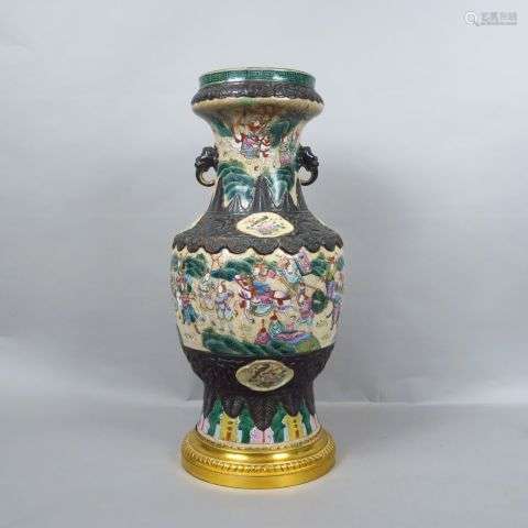 Vase balustre en grès de Nankin, à décor en émaux …