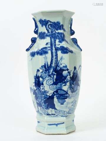 Vase en porcelaine, à décor de huit immortels. Chi…