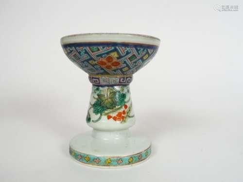 Coupe sur piédouche en porcelaine et émaux polychr…