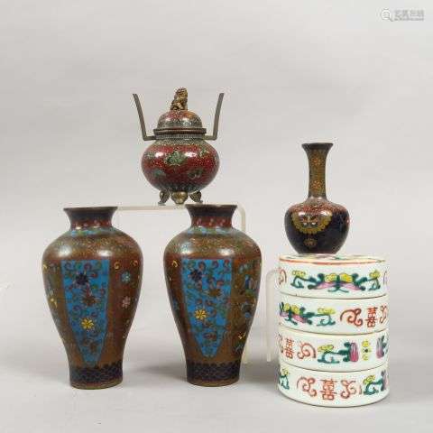 Lot de quatre vases en émaux cloisonnés sur cuivre…