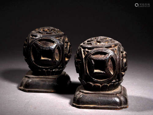 A PAIR OF MONOCHROME LACQUER PAPER WEIGHT, 19TH CENTURY