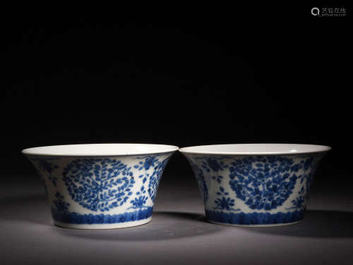 A PAIR OF BLUE AND WHITE BOWLS, QIANLONG PERIOD