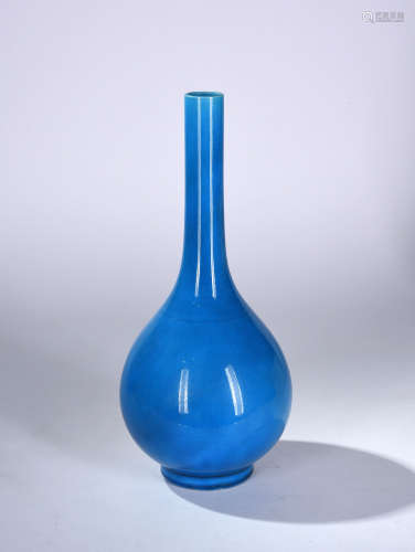 A BLUE GLAZED LONGNECK VASE, KANGXI PERIOD