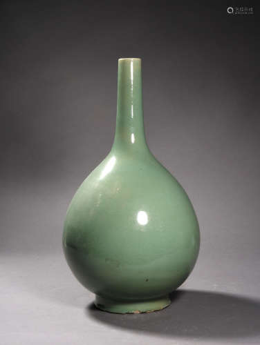 A LONGQUAN CELADON PEAR SHAPED VASE, 18TH CENTURY