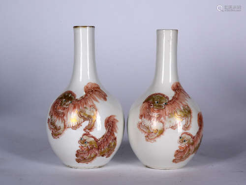 A PAIR OF FAMILLE ROSE GILT DECORATED VASES, DAOGUANG PERIOD