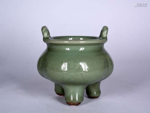 A LONGQUAN CELADON TRIPOD CENSER,