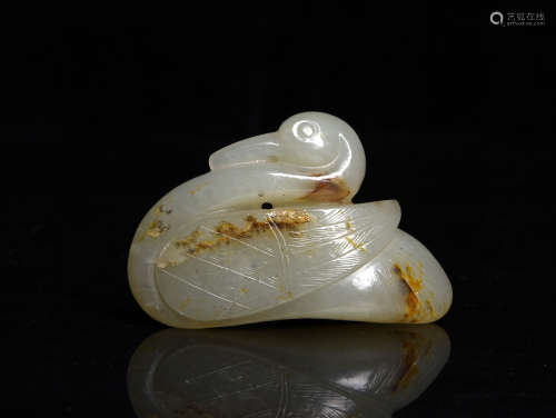 A WHITE AND RUSSET JADE GOOSE, 18-19TH CENTURY