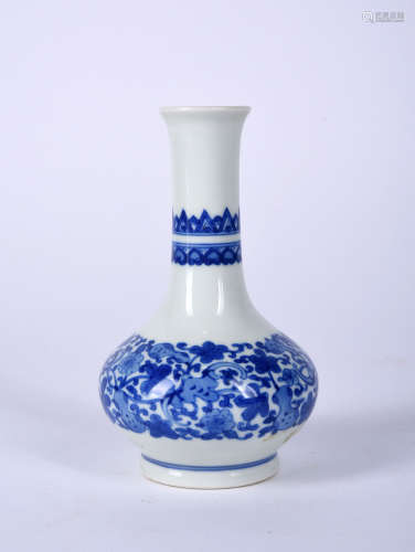 A BLUE AND WHITE LONGNECK VASE, 19TH CENTURY