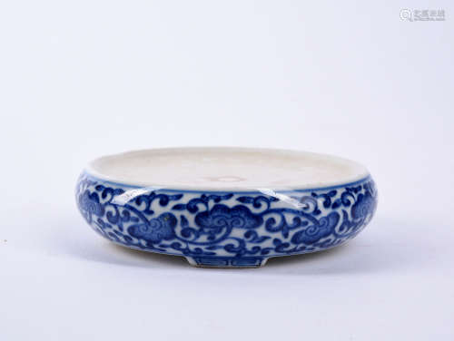 A BLUE AND WHITE INKWELL, 19TH CENTURY