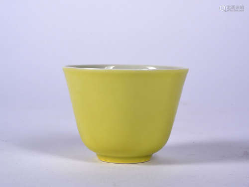 AN IMPERIAL LEMON-YELLOW GLAZED CUP, KANGXI PERIOD