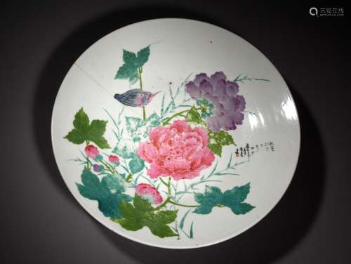 A FAMILLE ROSE PLATE, 19TH CENTURY