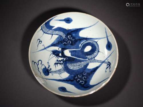 A BLUE AND WHITE DRAGON DISH, 18TH CENTURY