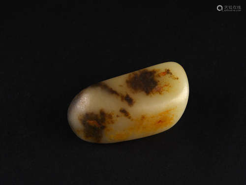 A CREAMY AND RUSSET JADE BOULDER, 16-17TH CENTURY