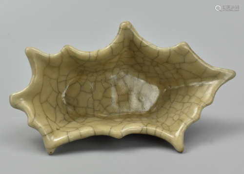 Chinese Leaf Form Ge Ware Washer, 17-18th C.