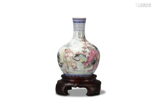 清 瓷胎画珐琅罗汉人物纹小天球瓶