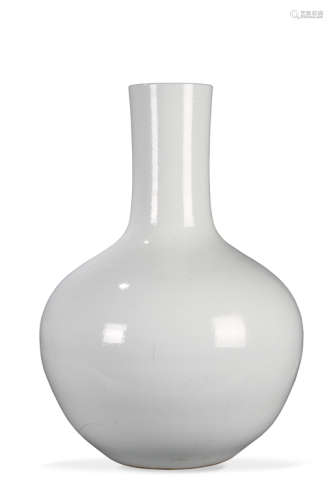 清中期 白釉天球瓶