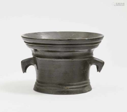 A MortarFrance, 17th Century Bronze, dark brown patina. Height 11 cm.Cans, FranceMörserFrankreich,