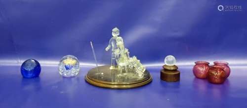 Glass sculpture group of two golfing figures, on circular wooden base, 27cm diameter, set of three