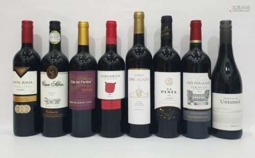 Eight bottles of mixed red wine to include Santa Julia Malbec 2015 and Chateau des Perligues