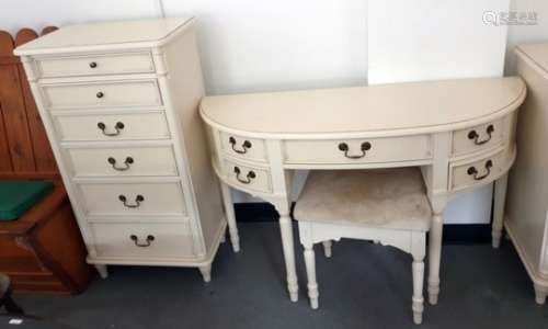 Cream coloured bedroom furniture to include chest of drawers, dressing table, etc (5)