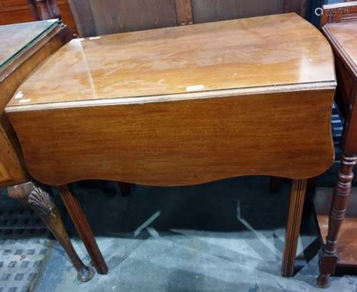 Mahogany Pembroke table with serpentine sides, single end drawer on channelled straight supports,