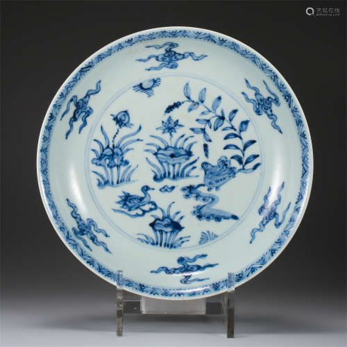 CHINESE PORCELAIN BLUE AND WHITE FLOWER PLATE