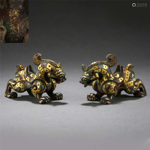 PAIR OF CHINESE GOLD INLAID BEAST TABLE ITEM