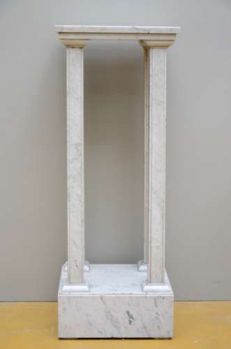 A stand in white marble (37x41x108cm)
