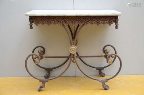 An iron butcher's table with marble top (60x106x86cm)
