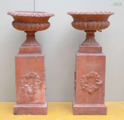 A pair of terra cotta garden vases, 19th century (*) (50x112cm)