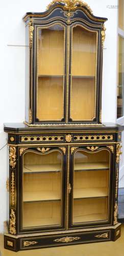 A Napoleon III display cabinet with gilt bronze decoration (40x120x237cm)
