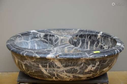 Large basin in black marble, 17th - 18th century (*) (58x79x20cm)