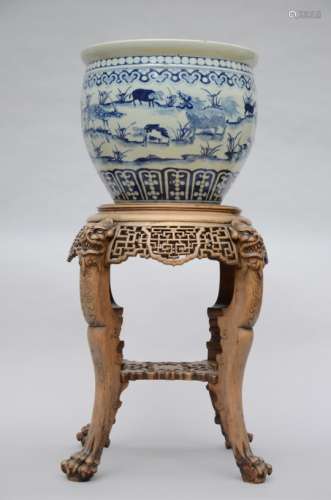 Planter in Chinese blue and white porcelain on a wooden base (36x41cm)
