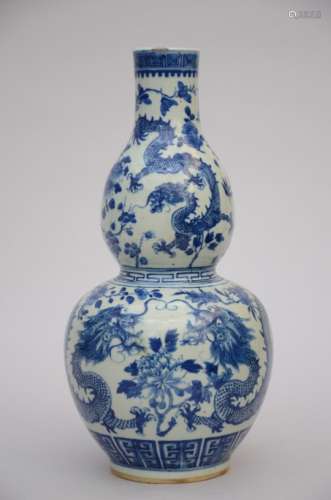 A double gourd vase in Chinese blue and white porcelain 'dragons' (46cm)
