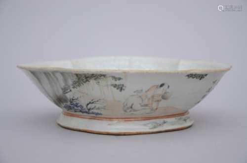 Lobed bowl in Chinese porcelain 'fishermen', Republic period (21x27x8cm)