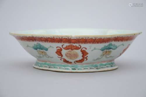 A bowl in Chinese porcelain 'bats' (21x26x7cm)