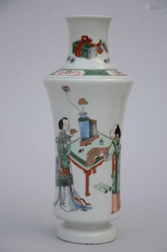 A vase in Chinese famille verte porcelain 'musicians' (*) (25cm)