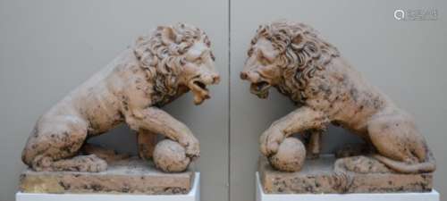 A pair of large terra cotta lions, 18th century (*) (36x75x73cm)