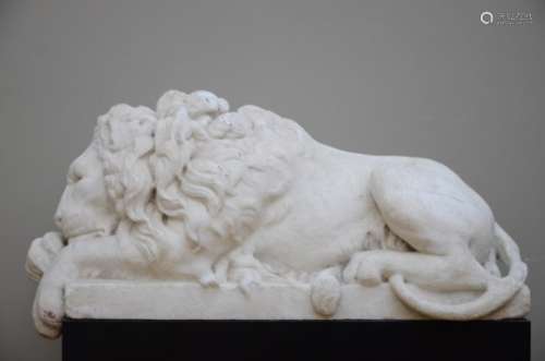 A lying lion in white marble, 18th - 19th century (*) (20x65x27cm)