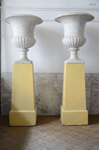 A pair of large marble Medici vases on a wooden base (60x70cm)