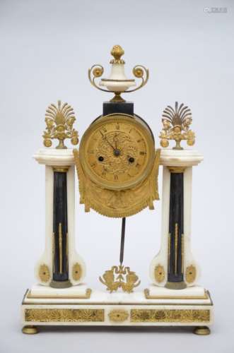 Louis XVI clock in marble and gilt bronze (10x32x49cm)