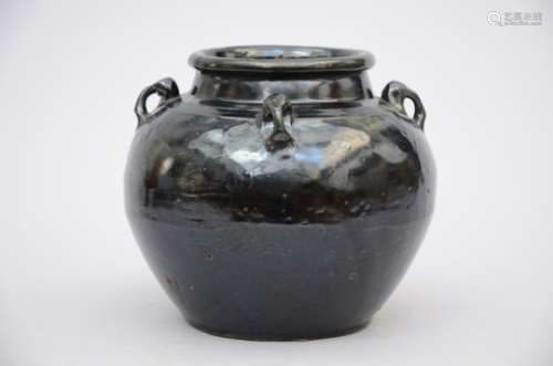 An Asian vase with black glaze (22cm)