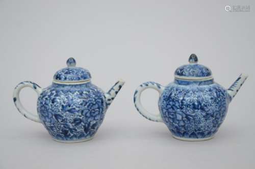 Two teapots in Chinese blue and white porcelain, Kangxi period (*) (11cm)