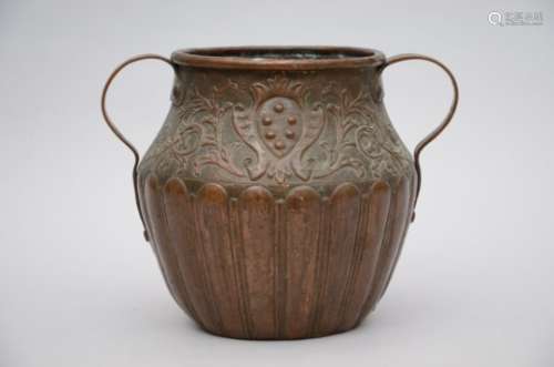A copper pot with Medici coat of arms (31cm)
