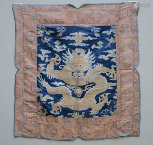 Chinese fragment in silk 'dragon', Qing dynasty (*) (70x75cm)