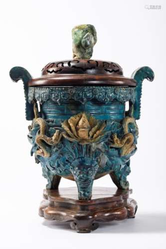 A large Chinese incense burner in fahua earthenware, Ming period (*) (34x50cm)