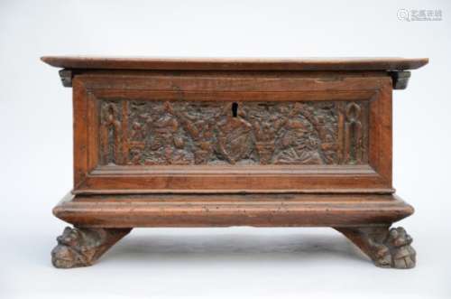 Renaissance case in walnut with sculpted panels (33x65x35cm)